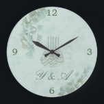 Hochzeitliche Erinnerungen Islamische Bismillah Eu Große Wanduhr<br><div class="desc">Eukalyptus grün verlasse Bismillah Blumendesign. Der Hintergrund ist ein weiches Grün mit einer marmorierten Textur. Ein individuelles Blattdesign mit Ihren Informationen, das leicht angepasst werden kann, um Ihr eigenes Design zu gestalten. Persönliche Wohngestaltung von Chessie's feinen Designs.</div>