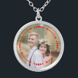 Hochzeitliche Liebe Herzstück Pfeil Romantisches M Versilberte Kette<br><div class="desc">Dieses moderne Design zeigt Ihr Lieblings-Foto mit Herz und Pfeilen #Foto #photogifts #gift #gift gifts #jewelry #necklace #giftsforher #girly #romanticgifts #valentine #valentinmittwoch #Liebe #romantic #heart</div>