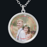 Hochzeitliche Liebe Herzstück Pfeil Romantisches M Versilberte Kette<br><div class="desc">Dieses moderne Design zeigt Ihr Lieblings-Foto mit Herz und Pfeilen #Foto #photogifts #gift #gift gifts #jewelry #necklace #giftsforher #girly #romanticgifts #valentine #valentinmittwoch #Liebe #romantic #heart</div>