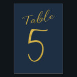Hochzeitliche Tischnummer Gold Glitzer Marine eleg<br><div class="desc">Imitate Goldfolie formale Kalligraphie Skript Hochzeitsempfang Karte. Die marineblaue Hintergrundfarbe ist editierbar. Sie können es ändern,  nachdem Sie auf KUNSTSTOFFE geklickt haben. Hier finden Sie alle Zahlen (1 - 50): http://bit.ly/2sLMaFh Wenn Sie Hilfe benötigen,  kontaktieren Sie mich bitte durch das unten stehende Geschäft.</div>