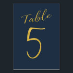Hochzeitliche Tischnummer Gold Glitzer Marine eleg<br><div class="desc">Imitate Goldfolie formale Kalligraphie Skript Hochzeitsempfang Karte. Die marineblaue Hintergrundfarbe ist editierbar. Sie können es ändern,  nachdem Sie auf KUNSTSTOFFE geklickt haben. Hier finden Sie alle Zahlen (1 - 50): http://bit.ly/2sLMaFh Wenn Sie Hilfe benötigen,  kontaktieren Sie mich bitte durch das unten stehende Geschäft.</div>