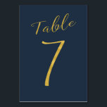 Hochzeitliche Tischnummer Gold Glitzer Marine eleg<br><div class="desc">Imitate Goldfolie formale Kalligraphie Skript Hochzeitsempfang Karte. Die marineblaue Hintergrundfarbe ist editierbar. Sie können es ändern,  nachdem Sie auf KUNSTSTOFFE geklickt haben. Hier finden Sie die ganze Reihe von Nummern (1 - 50): http://bit.ly/2sLMaFh Wenn Sie Hilfe benötigen,  kontaktieren Sie mich bitte über den unten stehenden Shop.</div>