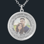 Hochzeitliches Foto Versilberte Kette<br><div class="desc">Modernes silbernes Glitzer-Muster mit weißen Funken und individuellen Fotos. 1. Hochzeitstag. Jahrestag kann geändert werden</div>