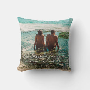 Hochzeits-Flitterwochen Weiß Schrift Destination Kissen
