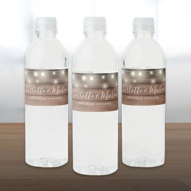 Hochzeits-Signatur-Script Rustikale Holz-Lichterke (Signature Script Rustic Wood String Lights Wedding Water Bottle Label)
