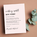 Hochzeitsaktualisierung Rosa neuer Ort Ankündigung<br><div class="desc">Chic hellrosa Brautwechsel der Veranstaltungsort Ankündigung mit "Hochzeit Update new place" geschrieben in einem zeitgenössischen Drehbuch und mutige trendige Typografie (Sie können dies auf "neues Datum", "kleinere Hochzeit", etc) anpassen. Personalisieren Sie Ihre Planungsankündigung, fügen Sie Ihre Namen in ein signaturähnliches Skript ein und fügen Sie Ihre Hochzeitwebsite auf der Rückseite...</div>