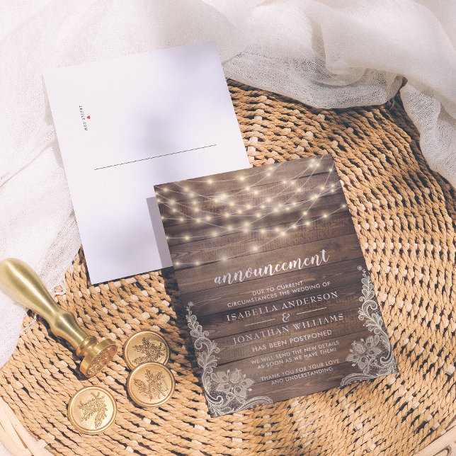 Hochzeitsankündigung für rustikales Holz und Strei Einladungspostkarte (Von Creator hochgeladen)