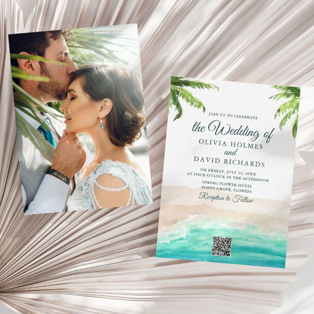 Hochzeitscodierung für Wasserfarben Beach Foto & Q Einladung (Watercolor Beach Photo & QR Code Wedding Invitation on a sunny neutral dry palm leaf.)