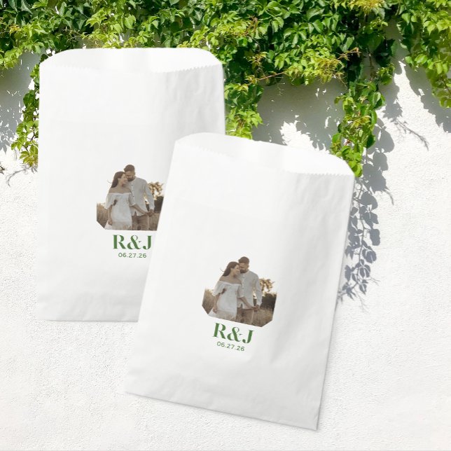 Hochzeitscoupel Foto Green Monogram hinzufügen Geschenktütchen (Wedding Couple Add Photo Green Monogram Favor Bags)