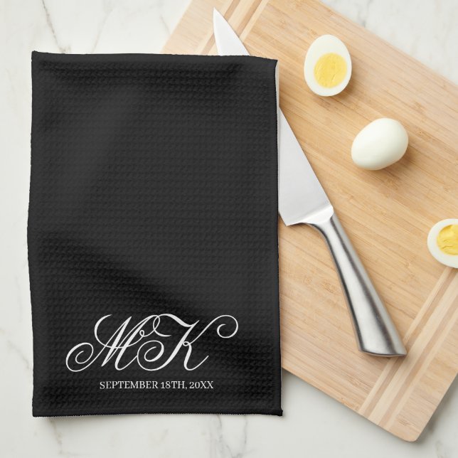 Hochzeitscouples Initial Script Monogram Black Geschirrtuch (Viertel Falte)
