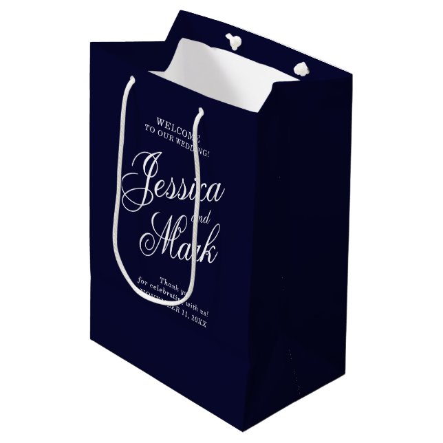 Hochzeitsempfang für blaue Script-Typografie Mittlere Geschenktüte (Vorderseite Schrägansicht)