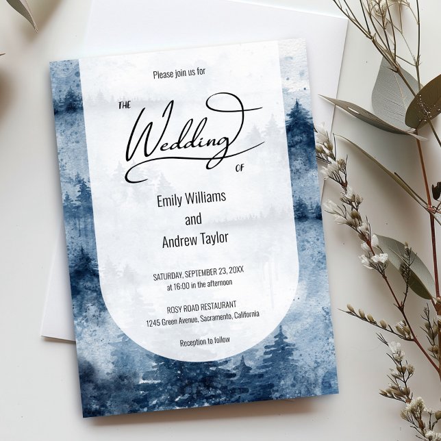 Hochzeitsfeier für Wasserfarbennebel Einladung (Elegant navy blue watercolor wedding invitation with a foggy forest design. Perfect for rustic weddi)