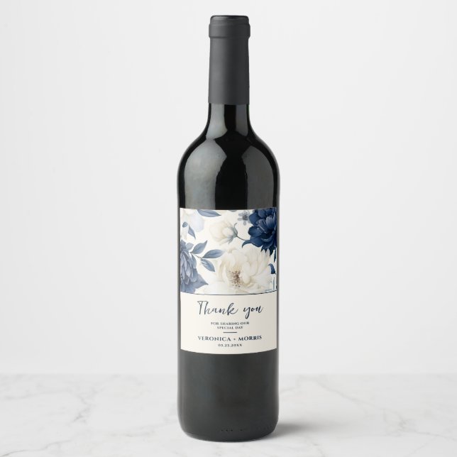 Hochzeitsfeier mit blauen und weißen Blumen Weinetikett (Vorderseite)