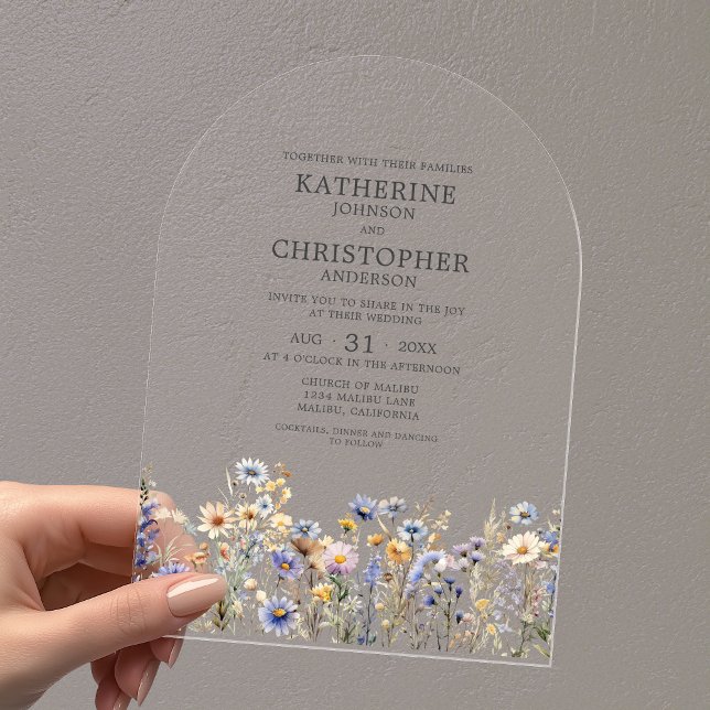 Hochzeitsfeier mit der blauen Wildblume Acryleinladungen (Watercolor Dusty Blue Wildflowers Acrylic Arch Wedding Invitation with Couple First and Last Names.)