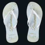 Hochzeitsfeier von Bridesmaid Light Blue & Gold Flip Flops<br><div class="desc">Diese eleganten Hochzeitskippen sind eine großartige Möglichkeit, um Ihren Brautmädchen zu danken und sie zu erkennen und ihnen nach einem langen Tag eine Erholung zu geben. Das schöne Design zeichnet sich durch ein elegantes Design aus, mit goldfarbenen, lackierten Frills auf einem blass pulverblauen Hintergrund und extravagant goldfarbenen Schriftzeichen. Der Text...</div>