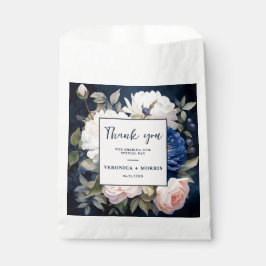 Hochzeitsfeiern mit blauem und düsterblütigem Rosa Geschenktütchen