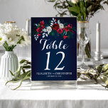 Hochzeitsgast der blühenden Wintermarinade Bordeau Tischnummer<br><div class="desc">Trendy blumengeschmückte Winterschablone mit roter Bordeaux und weißer Tischnummer mit saisonalen Pinienfässern, roten Beeren und Blattwerk auf dunkelblau und handschriftlich wie Typografie-Schrift. Personalisieren Sie es mit Ihren Hochzeitsgast-Informationen! Bei der Bestellung müssen Sie diese anpassen und einzeln in den Warenkorb legen. Die Hintergrundfarbe und der Text können bearbeitet werden. Personalisieren Sie...</div>