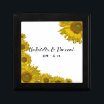 Hochzeitsgelbe Sonnenblume Geschenkbox<br><div class="desc">Passen Sie die hübsche Gelbe Sonnenblumenkantenhochzeit-Geschenkboxen mit den persönlichen Namen der Braut, Bräutigam und Heiratsfeiertag an. Erstellen Sie ein personalisiertes Sake-Geschenk für die Neuvermählten oder ein Dankeschön für Ihre Hochzeitsbegleiter, Brautmädchen und Ihr Brautparty. Diese Geschenkboxen mit Blumen und gelben Sonnenblumen schmückt die Ecken und macht einen großartigen Schmuck, Uhren oder...</div>