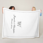 Hochzeitsgeschenk Elegant-Keepake-Monogramm Fleecedecke<br><div class="desc">Hochzeitsgeschenk Elegant neu geworfene Keepake Monogram Fleece Blanket. Personalisiert weiß und Imitate silbergrau mit Monogramm Fleece Blanket. Klassische Schrift für den Anfang, die Namen der Braut und des Bräutigams, und das Hochzeitdatum auf einem schlichten, minimalistisch weißen Hintergrund. Perfektes Hochzeitsgeschenk oder Geschenk für frische Weds, eine hochgeschätzte Erinnerung ihres besonderen Tages,...</div>