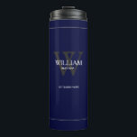 Hochzeitsgeschenk Modernes Monogramm Coole Marine  Thermosbecher<br><div class="desc">Hochzeitsgeschenk moderne Monogramm und Name Cool Navy Blue Thermal Tumbler. Klicken Sie auf diese Vorlage personalisieren, um sie mit Ihrem Trauzeuge Monogram Initial, ihrem Vornamen und dem Heiratsdatum schnell und einfach anzupassen. Wedding Trauzeuge Geschenk Moderne Monogram Cool Navy Thermal Tumbler, ist Teil der Trauzeuge Geschenksammlung in diesem Laden. 30 Tage...</div>