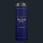 Hochzeitsgeschenk Modernes Monogramm Coole Marine  Thermosbecher<br><div class="desc">Hochzeitsgeschenk moderne Monogramm und Name Cool Navy Blue Thermal Tumbler. Klicken Sie auf diese Vorlage personalisieren, um sie mit Ihrem Trauzeuge Monogram Initial, ihrem Vornamen und dem Heiratsdatum schnell und einfach anzupassen. Wedding Trauzeuge Geschenk Moderne Monogram Cool Navy Thermal Tumbler, ist Teil der Trauzeuge Geschenksammlung in diesem Laden. 30 Tage...</div>