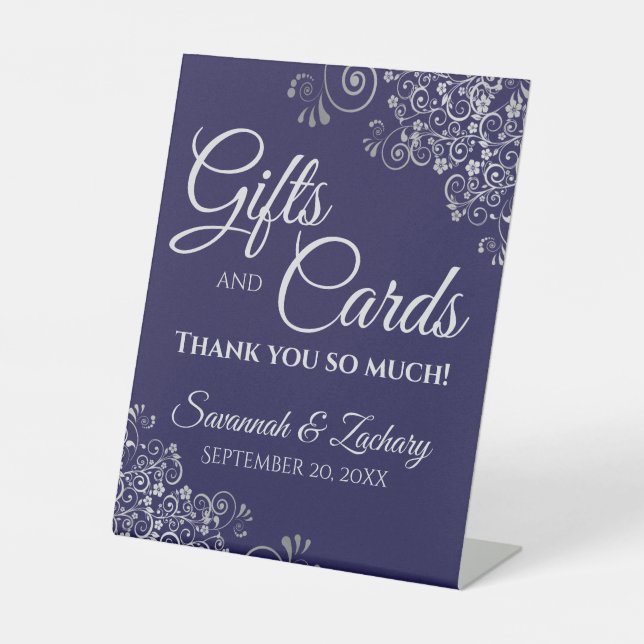 Hochzeitsgeschenke & Karten Silver Frills auf Navy Sockelschild (Vorderseite)