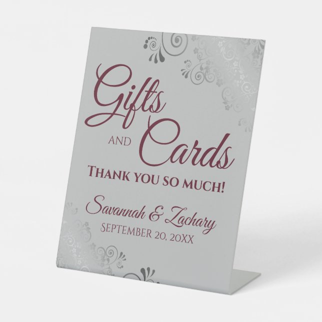 Hochzeitsgeschenke und Karten Lacy Silver Burgundy Sockelschild (Vorderseite)