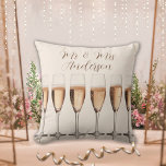 Hochzeitsgeschenkreihe von rosa Champagnerbrille Kissen<br><div class="desc">Ein Hochzeitskissen,  das das frisch verheiratete Paar mit einer Reihe von blendend Champagner-Gläsern begeistern wird. Personalisieren Sie es mit dem Namen des Paares. Macht ein großartiges Brautparty oder Hochzeitsgeschenk,  das für immer geschätzt wird.</div>