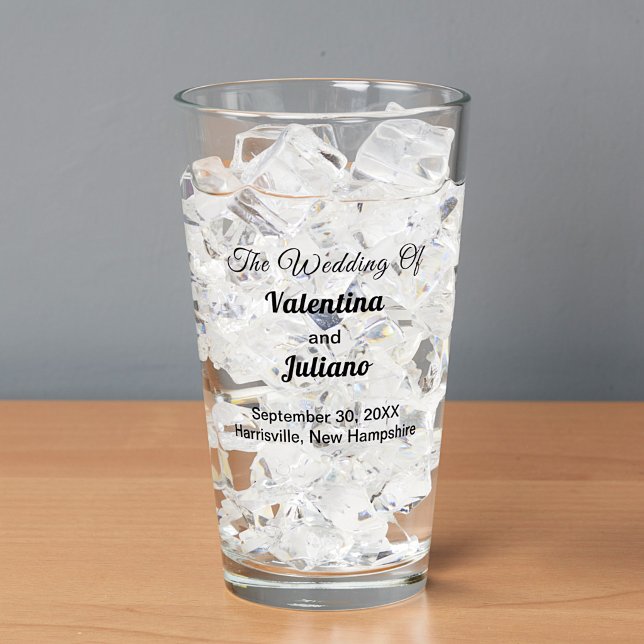 Hochzeitsglas mit typografischem Stil Glas (Von Creator hochgeladen)