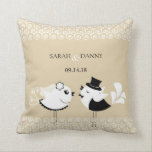 Hochzeitshöhe und Groom Birds Pillow Kissen<br><div class="desc">Dies ist das passende Kissen der Niedlichen Braut & Groom Love Birds Wedding Einladungen. Alles, was Sie tun müssen, ist den Text zu ändern und Ihre eigenen Worte und Informationen zu schreiben. Um den Schriftart, die Farbe und die Schriftgröße zu ändern oder um weitere Texte hinzuzufügen, klicken Sie auf "Anpassen"....</div>