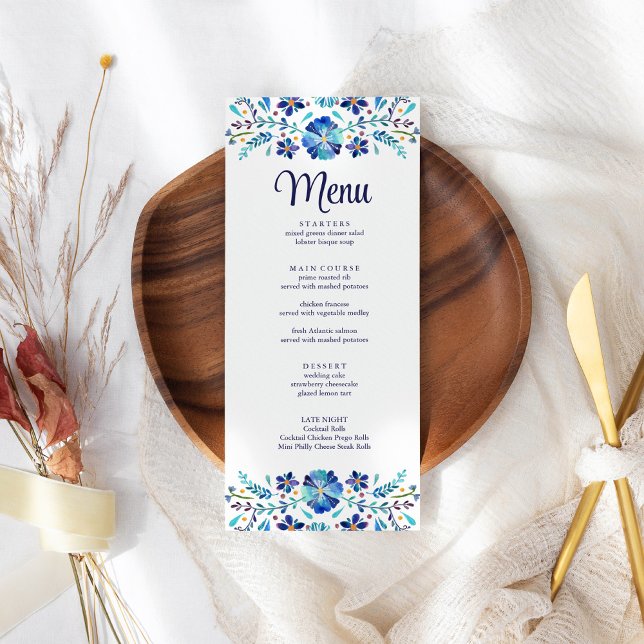 Hochzeitskarte für blaue und weiße Blumenfiesta Menükarte (Blue and White Floral Fiesta Wedding Menu Card on a boho wedding table.)