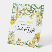 Hochzeitskarten und Geschenke mit gelber Wasserfar
