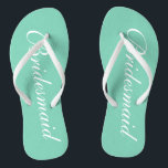 Hochzeitskippen-Flops mit elegantem Minzgrün Flip Flops<br><div class="desc">Elegante Minze grüne Hochzeitsflip Flops für Brautmädchen. Benutzerdefinierte Hintergrund- und Gurtfarbe mit Namen oder Monogramm-Initialen optional. Moderne Sandalen mit stilvoller Schriftzeichen-Kalligraphie-Typografie. Niedliches Gastgeschenk zum Thema Hochzeit, Hochzeit, Brautparty, Verlobung, Jubiläum, Grillen, Bachelorette, Bachelor, Girls Wochenendausflug etc. Machen Sie Ihr eigenes klassisches Flipflops-Set für Braut und Bräutigam, Brautmädchen, Blume, Brautmutter, Trauzeuge, Teambride,...</div>