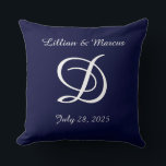 Hochzeitskissen oder Jubiläumskissen mit Monogramm Kissen<br><div class="desc">Wunderschönes Hochzeitsgeschenk für die Neuvermählten oder Jubiläumsgeschenk. Personalisieren Sie mit ihren Namen und dem Hochzeitstag. Erhältlich in verschiedenen Größen und Materialien.</div>