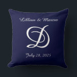 Hochzeitskissen oder Jubiläumskissen mit Monogramm Kissen<br><div class="desc">Wunderschönes Hochzeitsgeschenk für die Neuvermählten oder Jubiläumsgeschenk. Personalisieren Sie mit ihren Namen und dem Hochzeitstag. Erhältlich in verschiedenen Größen und Materialien.</div>