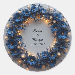 Hochzeitskranz mit blauen Blumen und leuchtendem L Runder Aufkleber