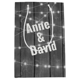Hochzeitslicht auf Holz mit Namen Mittlere Geschenktüte