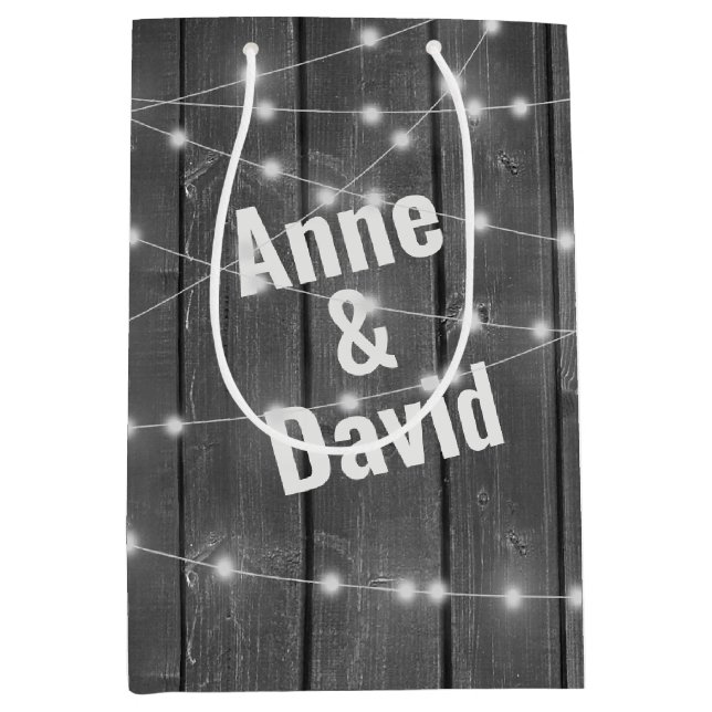 Hochzeitslicht auf Holz mit Namen Mittlere Geschenktüte (Vorderseite)
