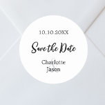 Hochzeitsminimalistisch Save the Date Runder Aufkleber<br><div class="desc">Ein Save the Date Aufkleber für Ihre Hochzeit. Ein stilvoller weißer Hintergrund,  schwarzer Text. Personalisieren und fügen Sie Ihre Namen und Hochzeitsdatum.</div>