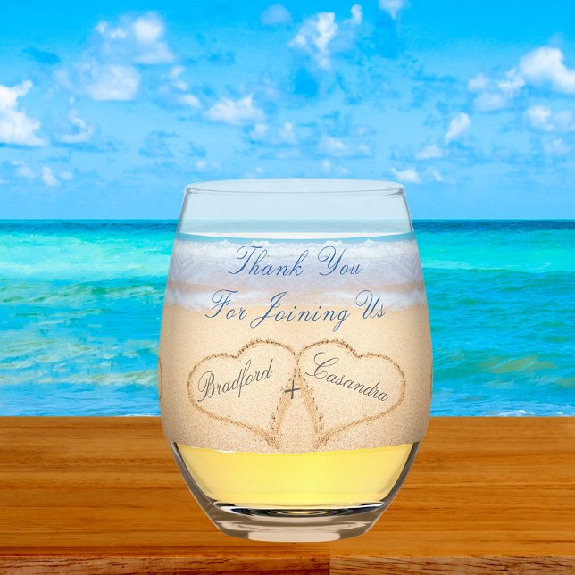 Hochzeitspaare am Strand in den Herzen von Sand Th Weinglas Ohne Stiel (Von Creator hochgeladen)