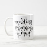 Hochzeitsplanung Tasse Script Schriftart Diamond R<br><div class="desc">Diese Tasse enthält einen Diamantenring und die Worte "Hochzeitsplanung Tasse" in einem spielerischen Script-Schriftart. Ein perfektes Geschenk für die zukünftige Braut,  um sie durch die stressige Hochzeitsplanung zu bringen!</div>