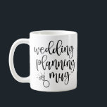 Hochzeitsplanung Tasse Script Schriftart Diamond R<br><div class="desc">Diese Tasse enthält einen Diamantenring und die Worte "Hochzeitsplanung Tasse" in einem spielerischen Script-Schriftart. Ein perfektes Geschenk für die zukünftige Braut,  um sie durch die stressige Hochzeitsplanung zu bringen!</div>