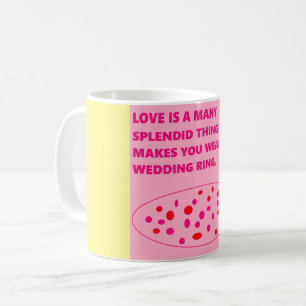 Hochzeitsring auf einer Tasse in rosa Gelb