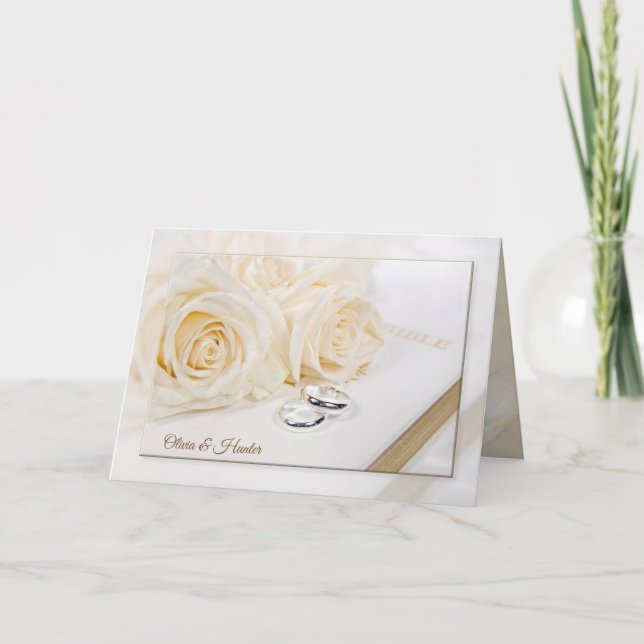 Hochzeitsringe und Rose auf der weißen Bibel Karte (Vorderseite)