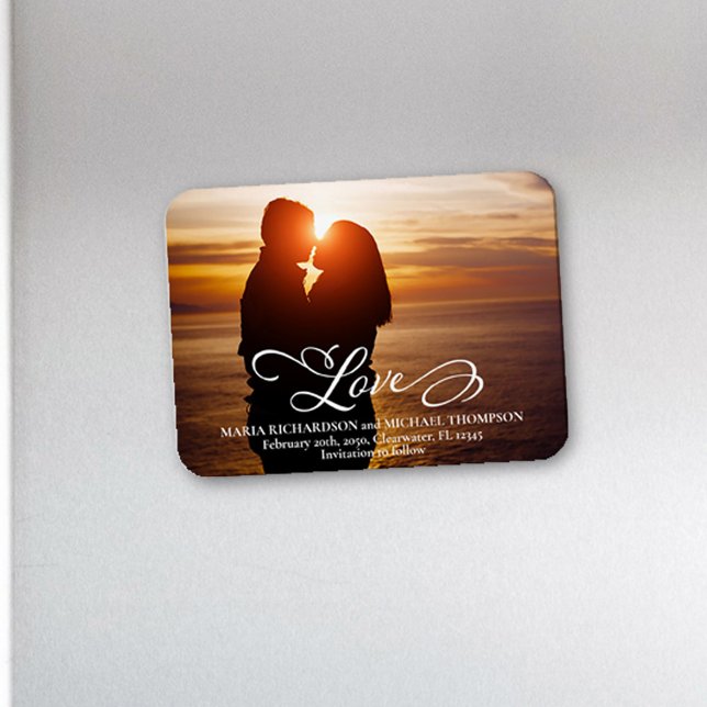Hochzeitsskript-Foto für die Liebe speichern Magnet (Save the Date photo magnet with creative "Love" calligraphy typography. )