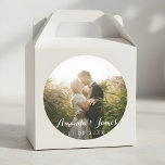 Hochzeitsskript Foto Moderne Whimsikschrift Runder Aufkleber<br><div class="desc">Hochzeitsszenario-Foto mit zeitgenössischer weißer Schrift.</div>