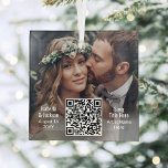 Hochzeitssong oder Playlist QR Code & Foto Newlywe Ornament Aus Glas<br><div class="desc">Feiern Sie einen fröhlichen 1. Urlaub als Neuvermählte mit einem eleganten, interaktiven QR-Code quadratischen Glas Weihnachtsschmuck. Foto und alle Formulierungen auf dieser Vorlage sind einfach zu personalisieren. (IMAGE PLACEMENT TIP: Eine einfache Möglichkeit, ein Bild genau so zu zentrieren, wie Sie es gewollt haben, ist es, es einzuschneiden, bevor Sie es...</div>