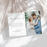 Hochzeitsstift Foto feine Schrift danke Karte<br><div class="desc">Eine moderne,  einfache Hochzeitskarte mit einer wunderschönen schwarzen Schrift und einem personalisierten Foto der Braut und Bräutigam. Fügen Sie Ihren Gästen eine persönliche Danksagung hinzu.</div>