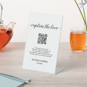 Hochzeitsstifter teilen QR-Code Capture der Liebe Sockelschild