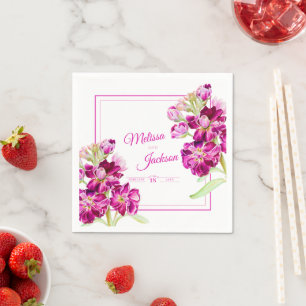 Hochzeitsstock dunkelrosa Gillyblumen auf weiß Serviette